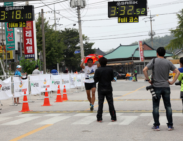 恒泰曹總參加2014韓國鐵原三八線國際馬拉松